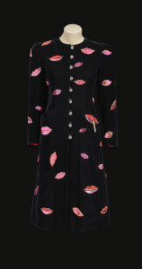 Long evening coat with lip motif. CREDIT Sophie Carre © Fondation Pierre Bergé – Yves Saint Laurent