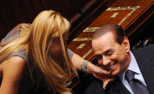 Silvio Berlusconi leva um soco no queixo. © Getty Images