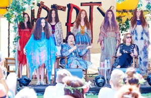 Suzy Menkes discute Zandra Rhodes com Sarah Mower. © Michael Barrett 