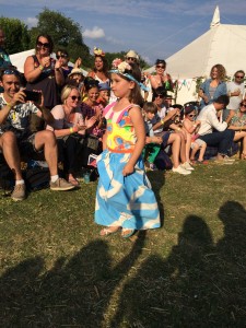 Um vestido feito no departamento de guarda-roupa do festival é apresentado na passarela.