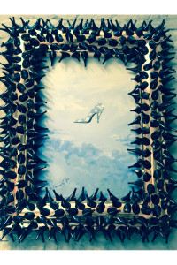 The Sky in a Shoe (1989), por Franco Moschino, em exposição na loja.