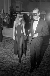 Penelope Tree entra no espetacular baile Black and White de Truman Capote’, no Plaza Hotel, realizado em Nova Iorque em 1966, um evento repleto de estrelas de cinema, artistas, autores, escritores e várias figuras políticas poderosas. © Bettmann/CORBIS