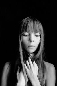 Cecil Beaton fotografa 14 figuras Aeppli, Vogue, outubro de 1972, com Penelope Tree. © Cecil Beaton