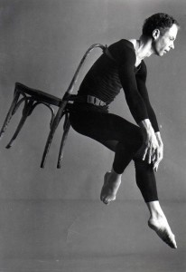 Merce Cunningham em Antic Meet, fotografada por Robert Rauschenberg em 1958. © Fotografia de Richard Rutledge. Arte © Estate of Robert Rauschenberg/Licenciado por VAGA, Nova Iorque