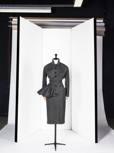 Christian Dior, Conjunto “Bernique”, outono/inverno 1950 © Eric Emo / Galliera / Roger-Viollet