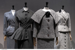 Conjuntos de dia da década de 1950: , Christian Dior, outono/inverno’49; Christian Dior, outono/inverno1950; Pierre Cardin, outono/inverno1958; Jacques Fath, primavera/verão 1955 © Pierre Antoine