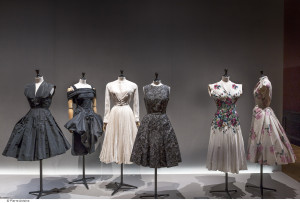 Vestidos de dia da década de 1950.  Pierre Balmain, 1951-52; Jean Dessès, 1955-58; Christian Dior, 1950-51; Paul Daunay, 1952-57; Carven, primavera/verão ’51; Balmain, primavera/verão ’54. © Pierre Antoine