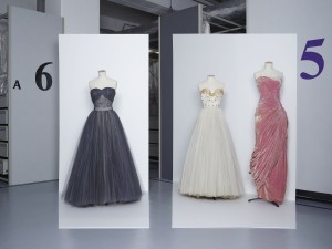 vestidos de baile: , Christian Dior, 1953-54; um vestido de baile em tule bordado, c. 1947, de Jacques Fath; e um vestido de noite em veludo drapeado de dois tons de Madame Grès, outono/inverno de 1956. ® Gregoire Alexandre