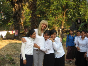  Penelope com alunas do programa Cambodian Beantey Meanchey GATE (Girls’ Access To Education), junto à fronteira com a Tailândia. © Holly Gilliam, cortesia da Lotus Outreach