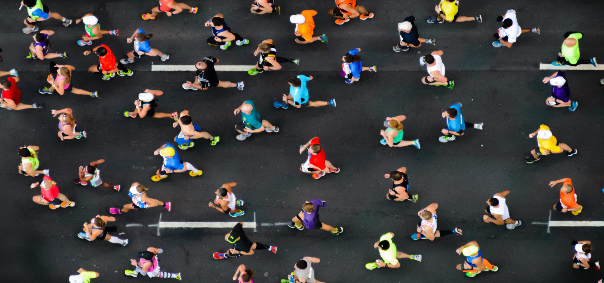 Foto aérea de corredores em estrada de alcatrão