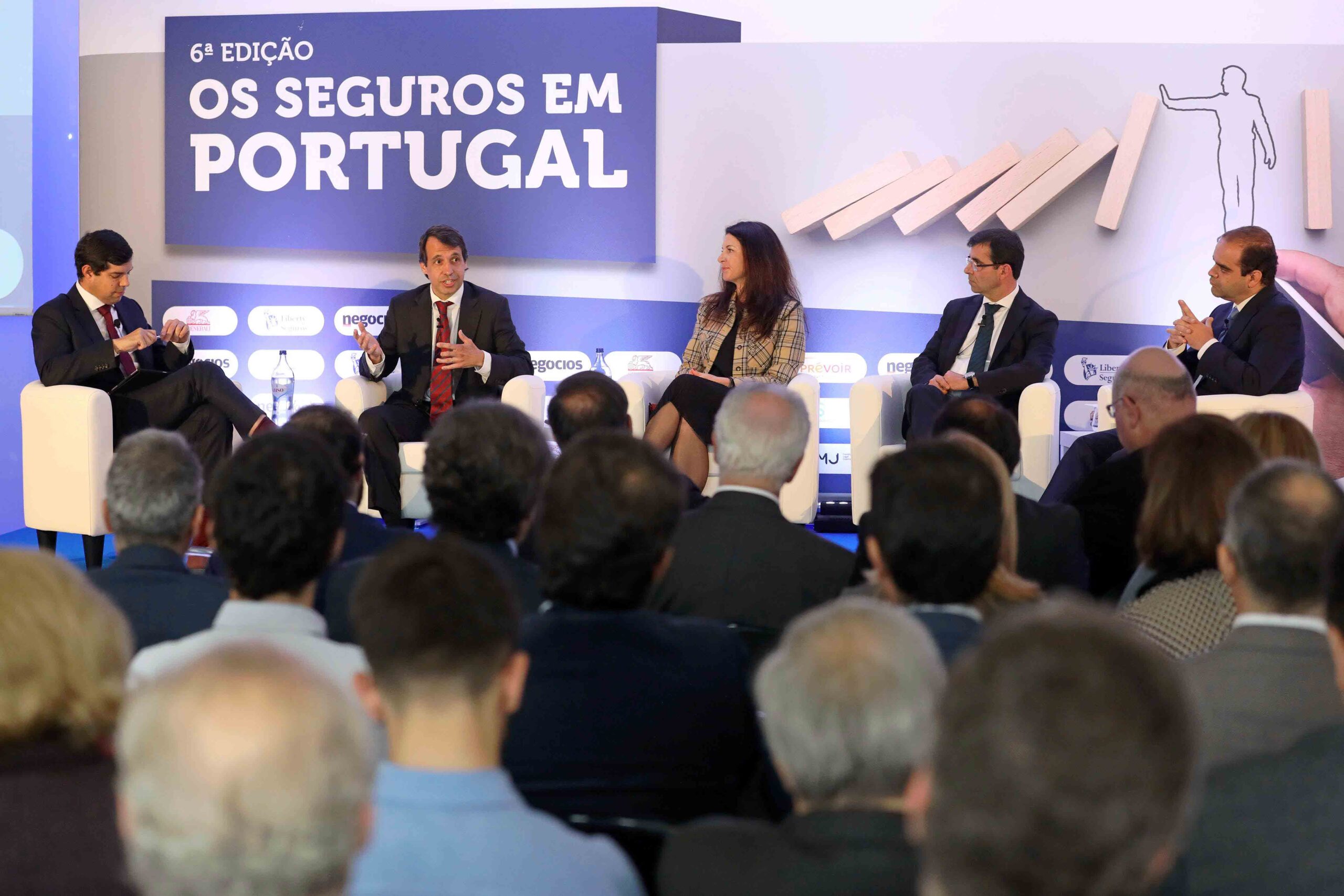 Diretor do Jornal de Negócios, Insurance Lead Partner da PwC, Agents & Marketing Manager da Generali, Diretor de Desenvolvimento Comercial da Prévoir-Vie, Associado Coordenador da Equipa de Seguros PLMJ.