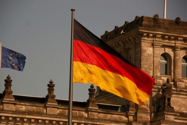 Alemanha recua na oposição à diretiva europeia sobre cadeias de valor sustentáveis