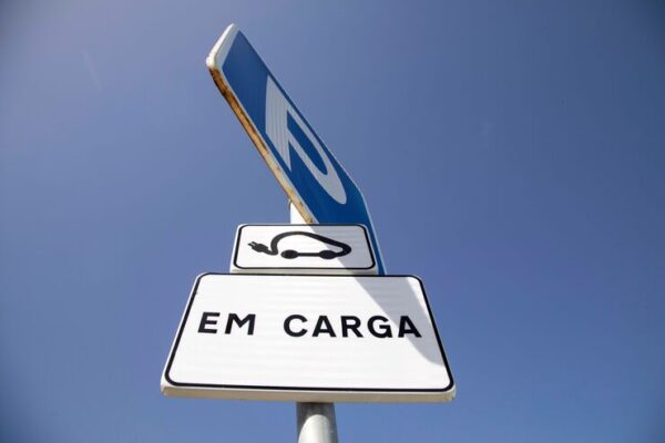 Carros elétricos poluem 73% menos ao longo da vida útil, revela estudo europeu