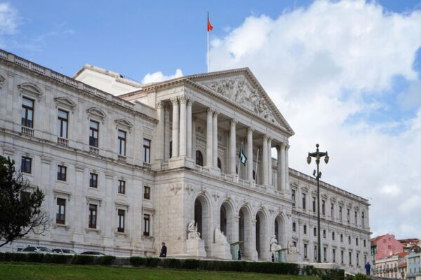 “Assembleia da República tem de dar o exemplo” na redução de emissões, aponta associação
