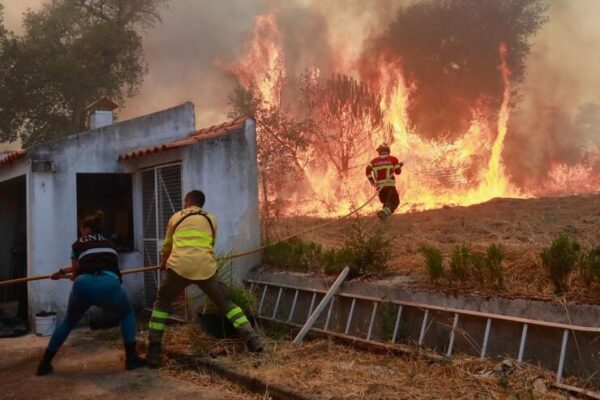 Incêndios na Península Ibérica foram 30% mais intensos por causa das alterações climáticas