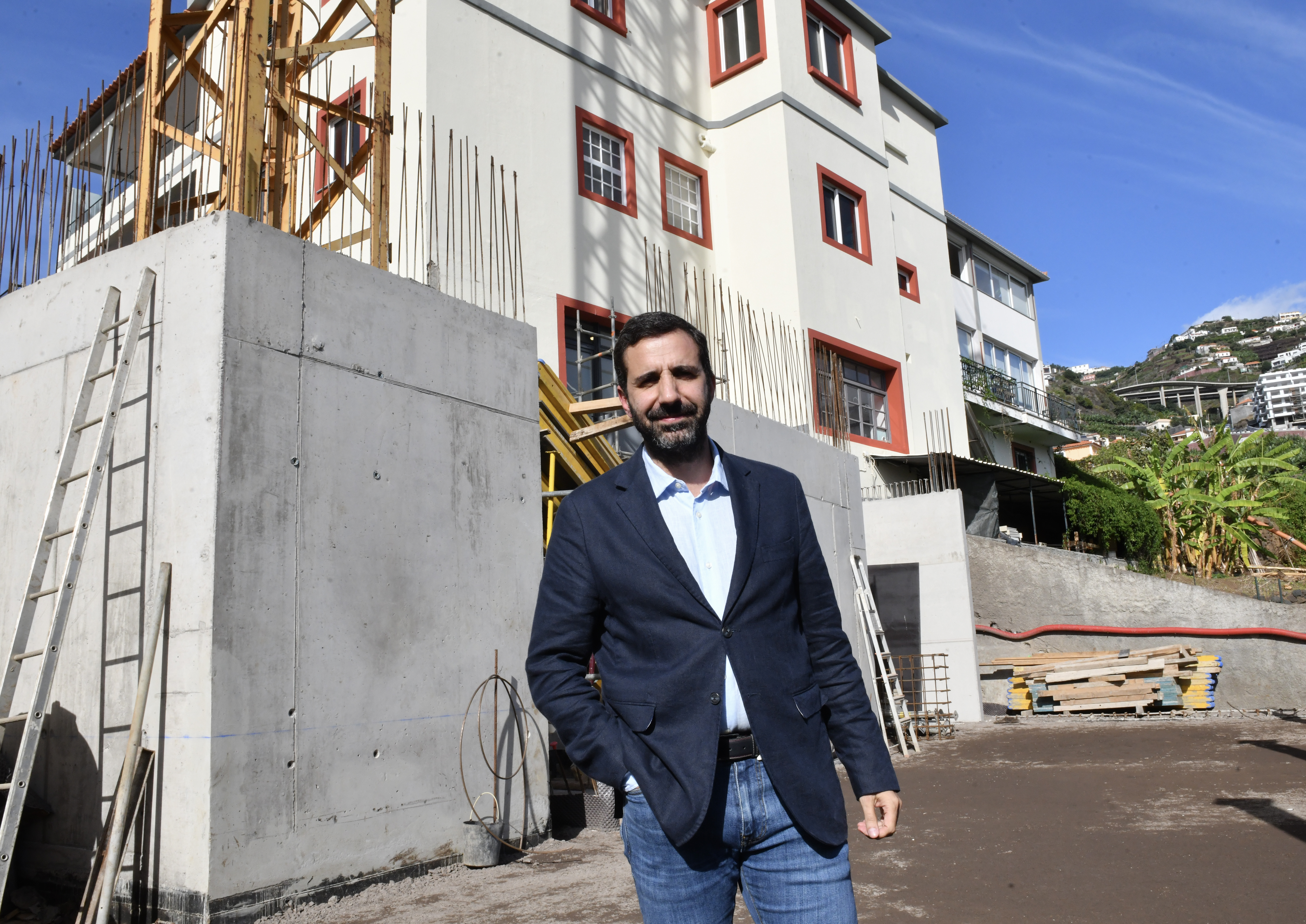 O diretor executivo da Casa São José junto à obra em construção do futuro polo de transição para os sem abrigo