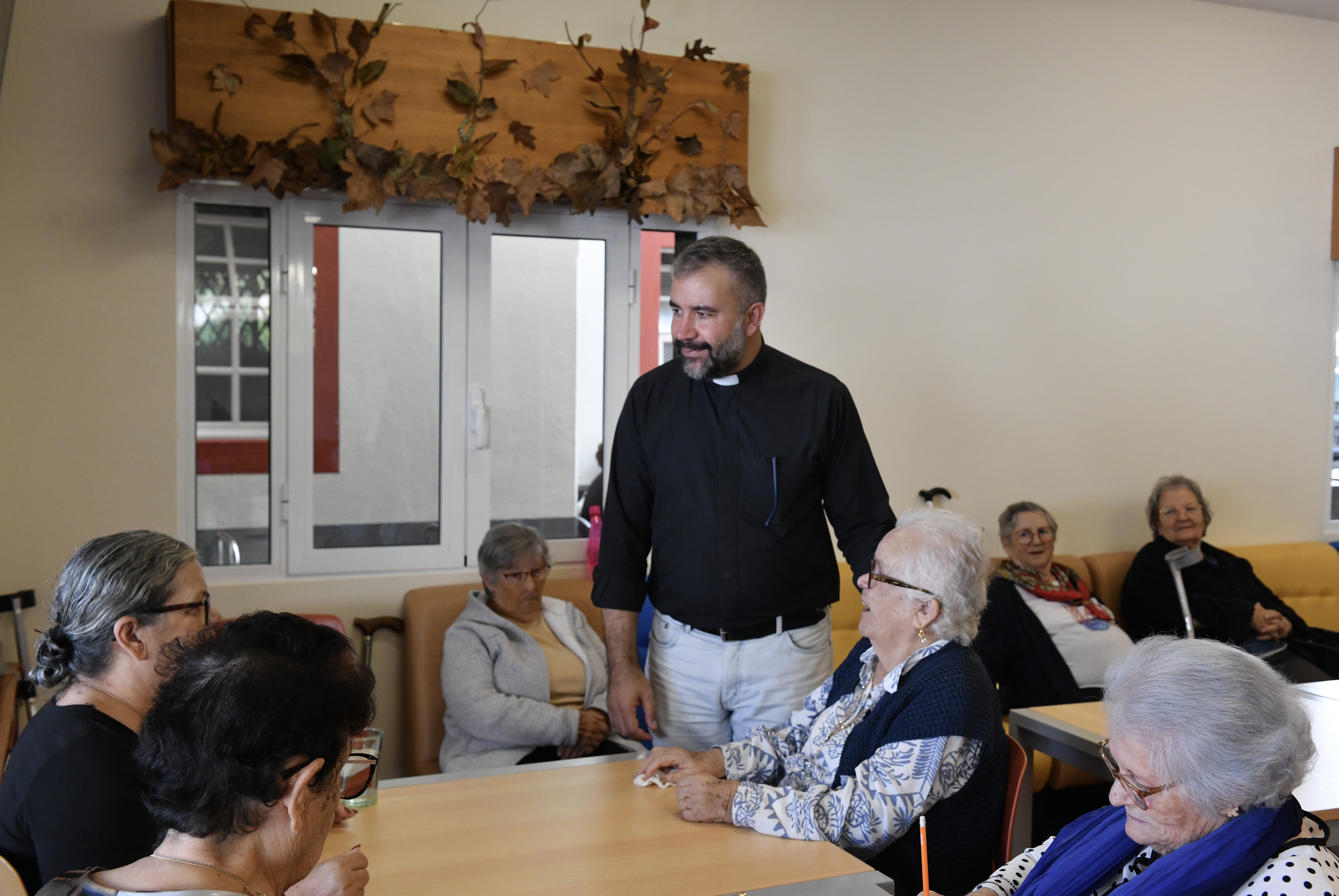 O padre Marcos Pinto, presidente da Casa São José, a conviver com os idosos do Centro de Dia