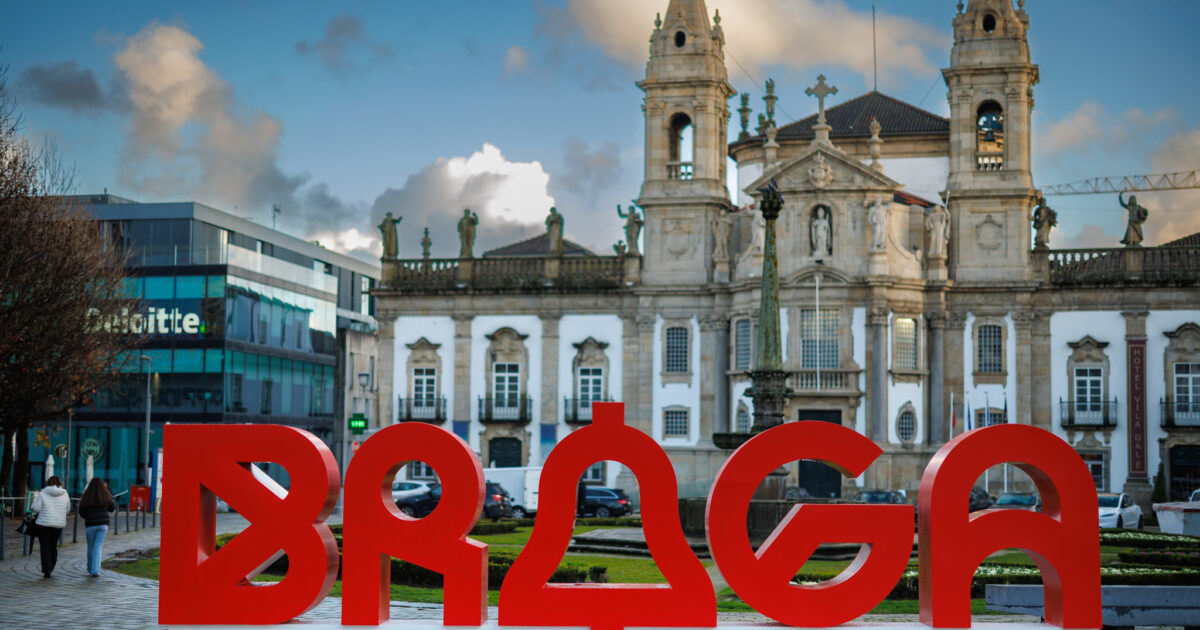 Foto de Braga, apresentando a sua logomarca em versão tridimensional