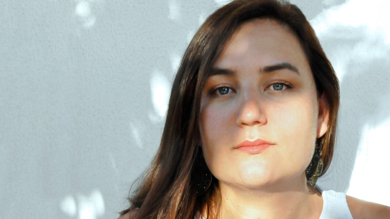 Luísa Alvão, presidente da direção da Capivara Azul – Associação Cultural, a associação responsável pela curadoria e produção do projeto.