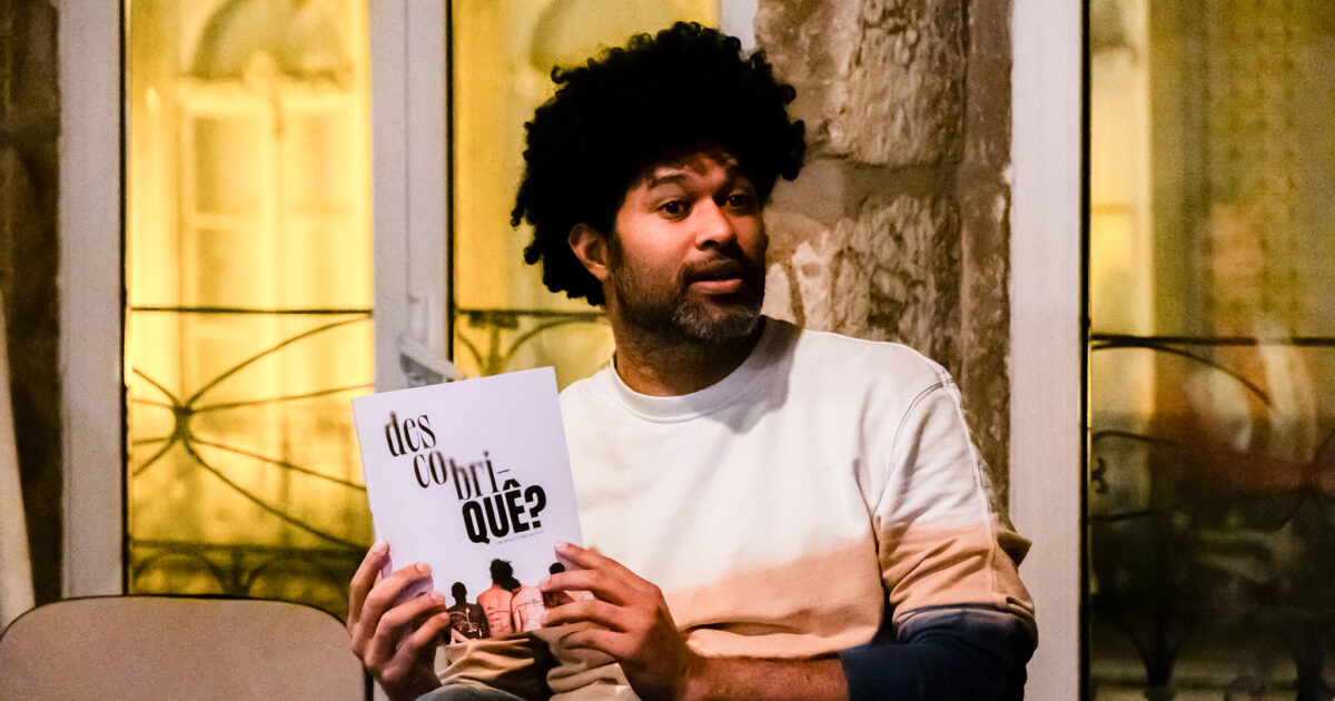 Jovens debatem colonialismo em projeto artístico