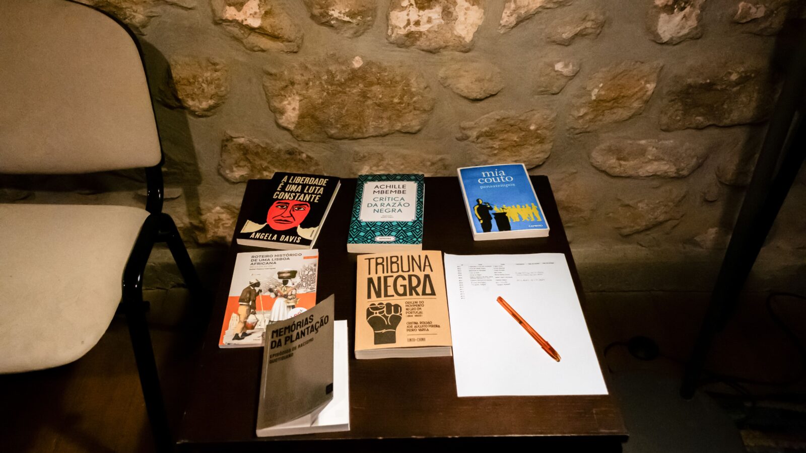 Jovens debatem colonialismo em projeto artístico