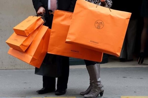 Hermès torna-se campeã do luxo e destrona LVMH por breves momentos