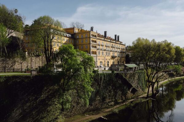 Casa da Calçada. Após dois anos de obras, hotel de cinco estrelas em Amarante reabre com um spa sob as vinhas