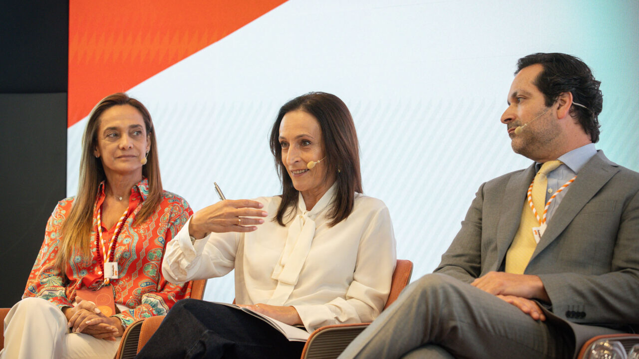 Os representantes das autarquias - Mafalda Roriz, Elisabete Silva, Luís Almeida Capão –, durante o painel ‘Voluntariado: a força invisível que mantém a missão social de pé’