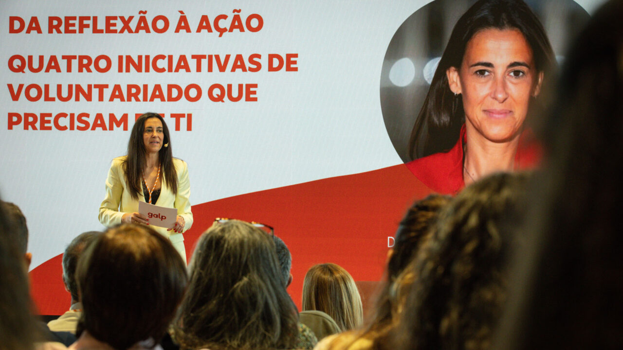 Ana Silveira durante a apresentação das quatro ações de voluntariado, que fechou a conferência