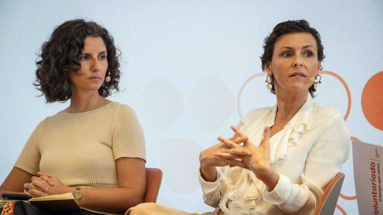 Joana Castro e Costa e Andreia Marques durante o segundo painel da conferência, denominado ‘0 que o voluntário desenvolve em nós – e por que isso interessa às organizações’