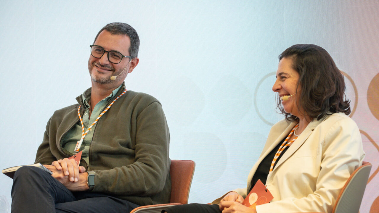 Sandra Aparício e Daniel Fonseca durante o painel ‘Quando o voluntariado funciona: 3 experiências, 3 lições práticas corporativas’