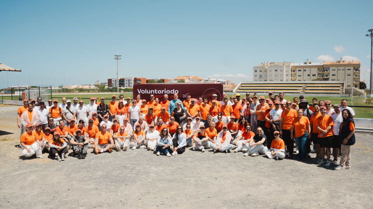 Voluntários posaram para a “foto de família”, no fim da ação, em Sines
