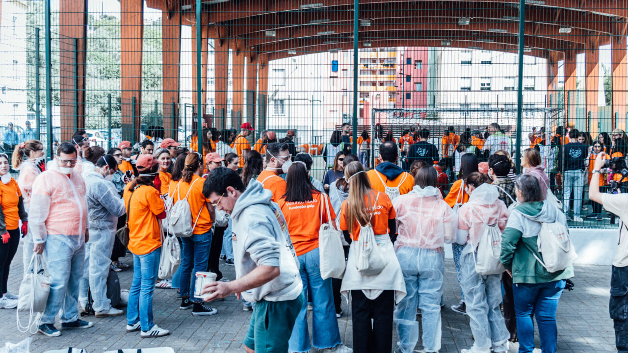 Numa ação promovida pela Fundação Galp, a Quinta do Cabrinha, em Alcântara, Lisboa, recebeu mais de 120 voluntários que recuperaram um parque e um campo desportivo.
