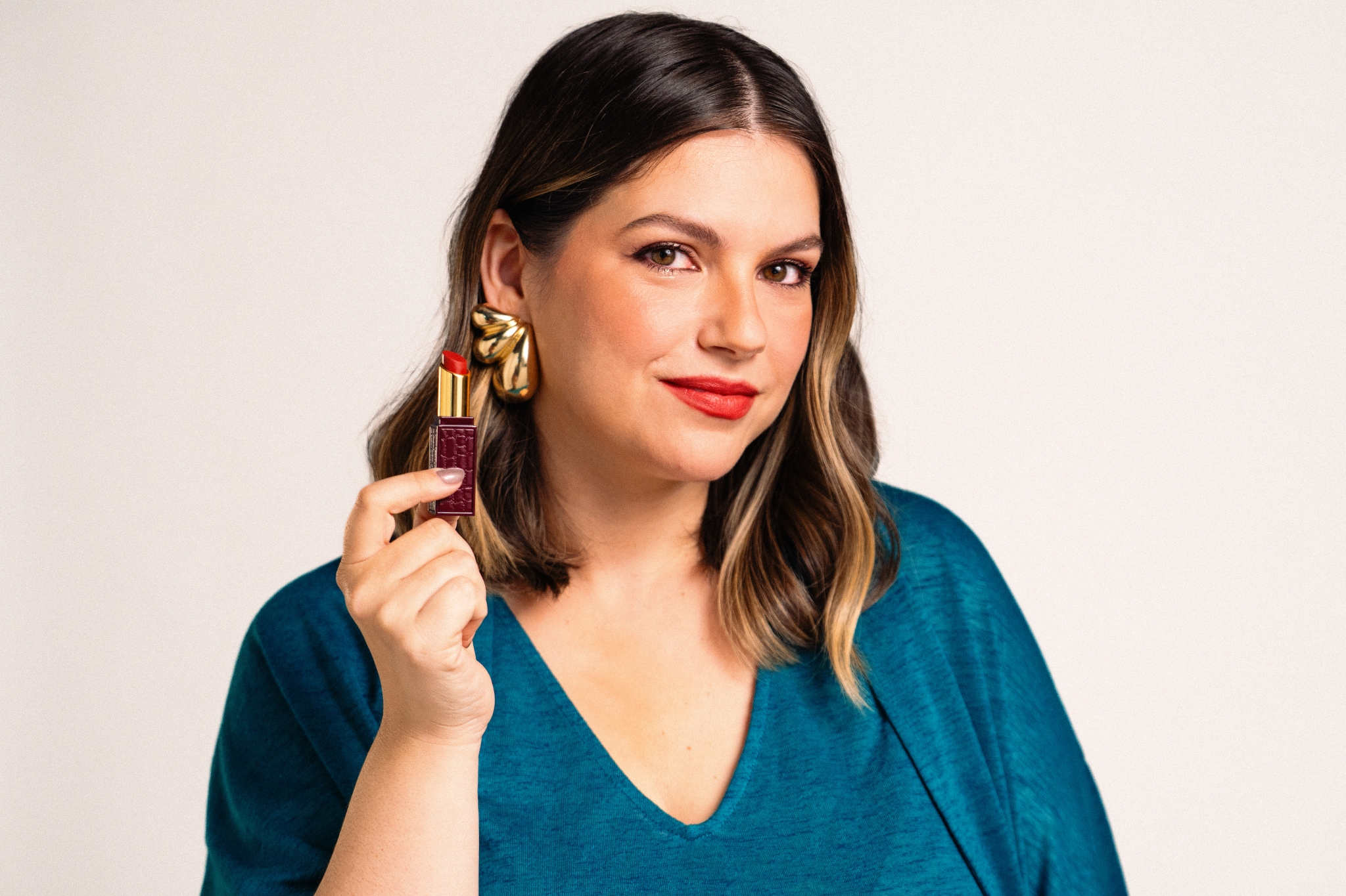 1 produto, 3 vidas: Raquel Batalha desvenda como um batom pode ser a base de um look effortless e sofisticado
