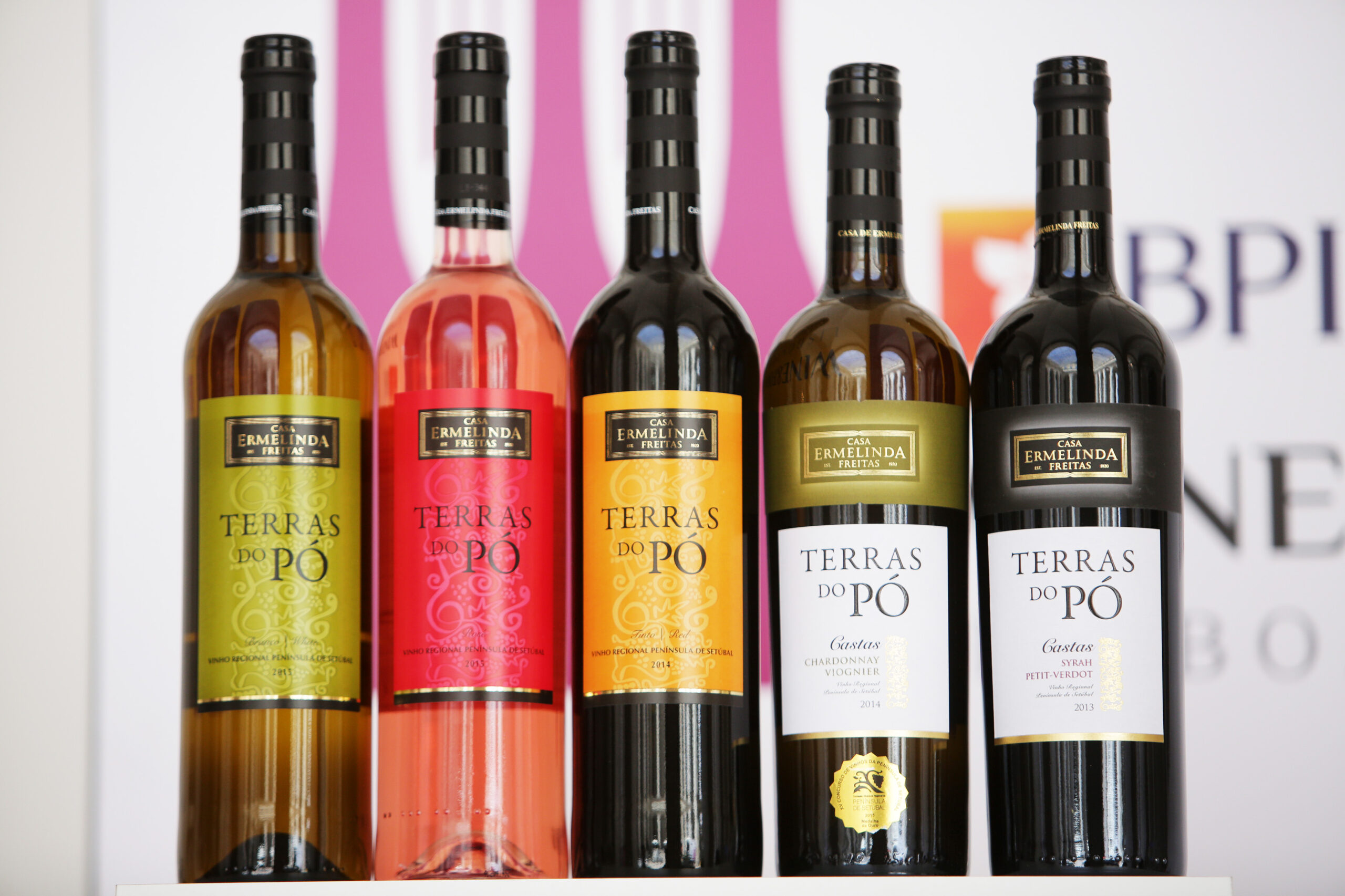 Garrafas de vinho Casa da Ermelinda Freitas Terras do Pó de 2013 a 2105 em exposição no evento gastronómico. garrafa de vinho. rosé. branco. tinto. verde.