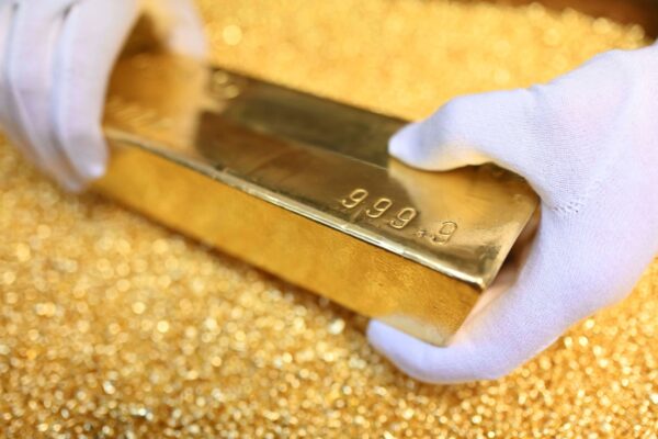 Alívio das tensões comerciais penaliza ouro. Prata em máximos de 13 anos