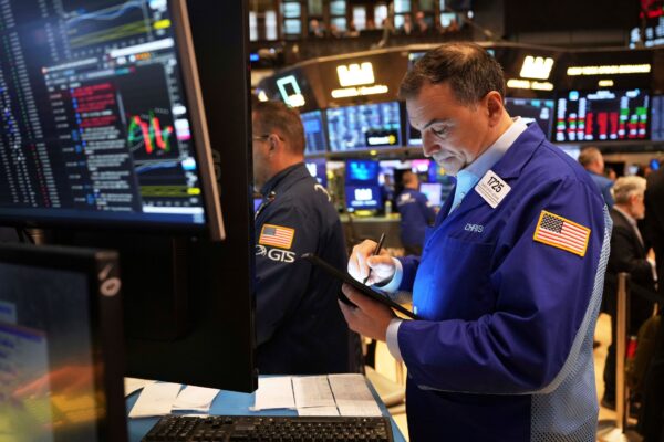 Wall Street em alta com impulso do mercado laboral. Tesla recupera após pior sessão em quatro anos