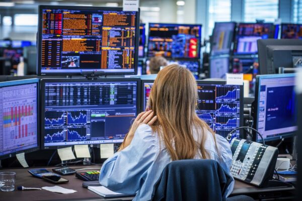 Europa encerra quarta sessão consecutiva no verde e em máximos de duas semanas