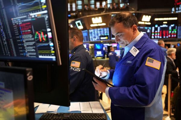 Wall Street em alta com impulso do mercado laboral. Tesla recupera após pior sessão em quatro anos