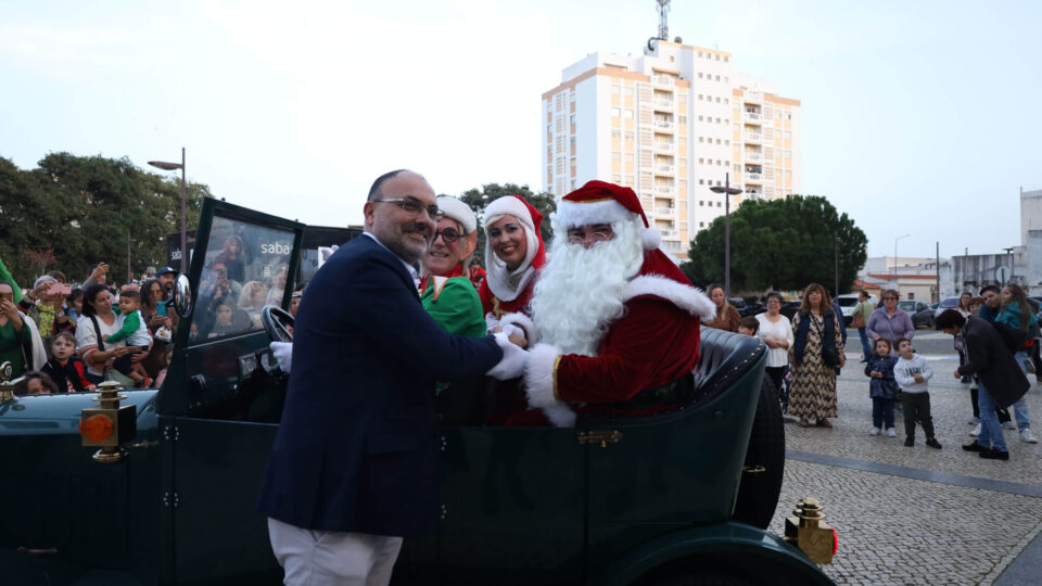 Álvaro Bila, presidente da Câmara Municipal de Portimão, dá as boas-vindas ao Pai Natal