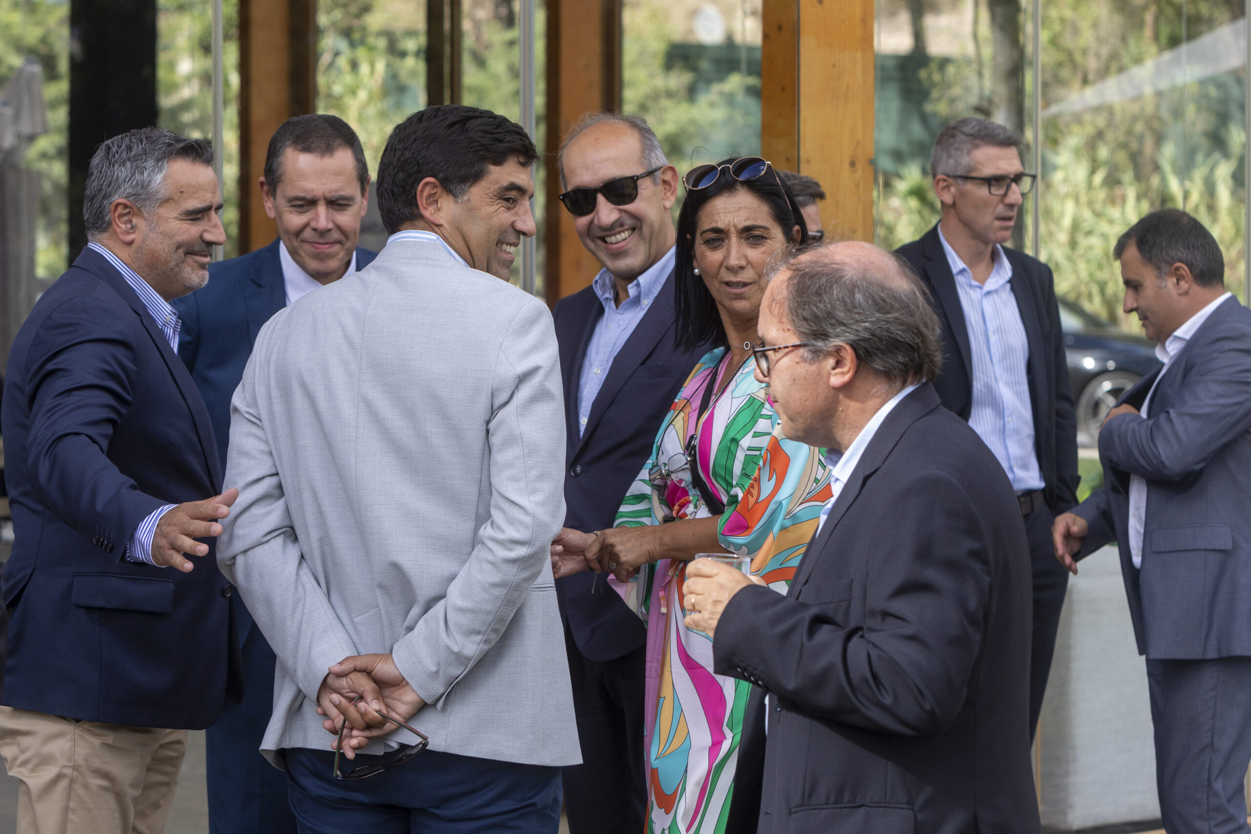 Convidados conversam antes do início da sessão.