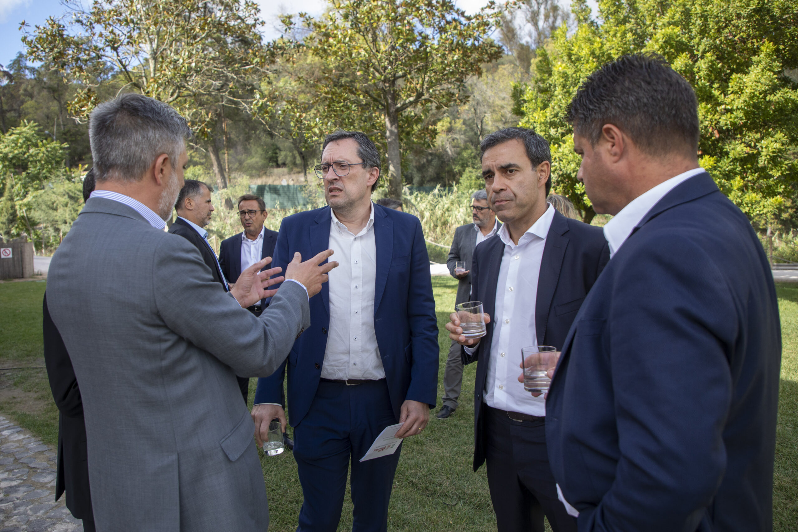 Convidados conversam antes do início da sessão.