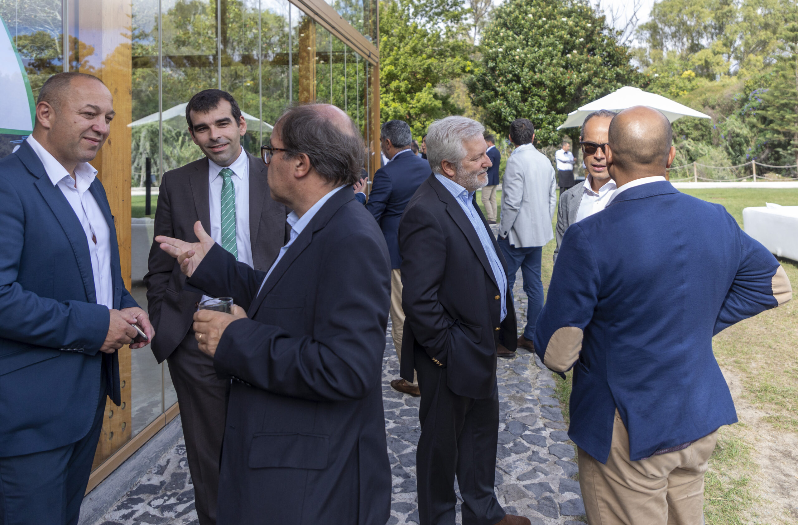 Convidados conversam antes do início da sessão.