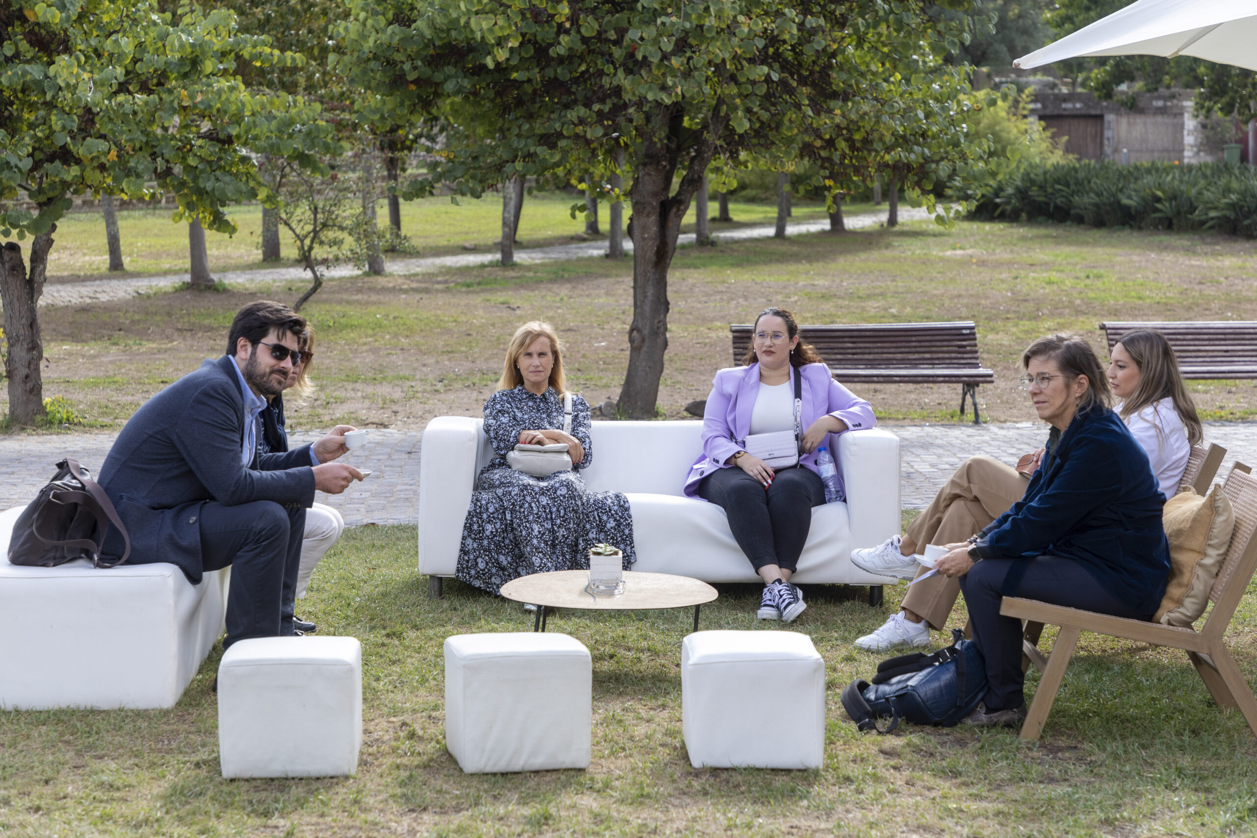 Convidados conversam antes do início da sessão.