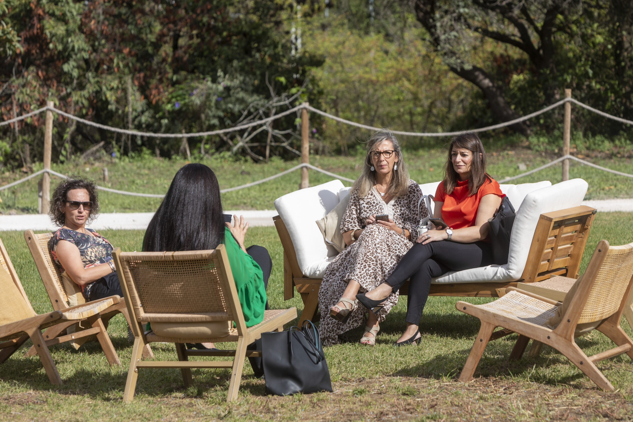 Convidados conversam antes do início da sessão.