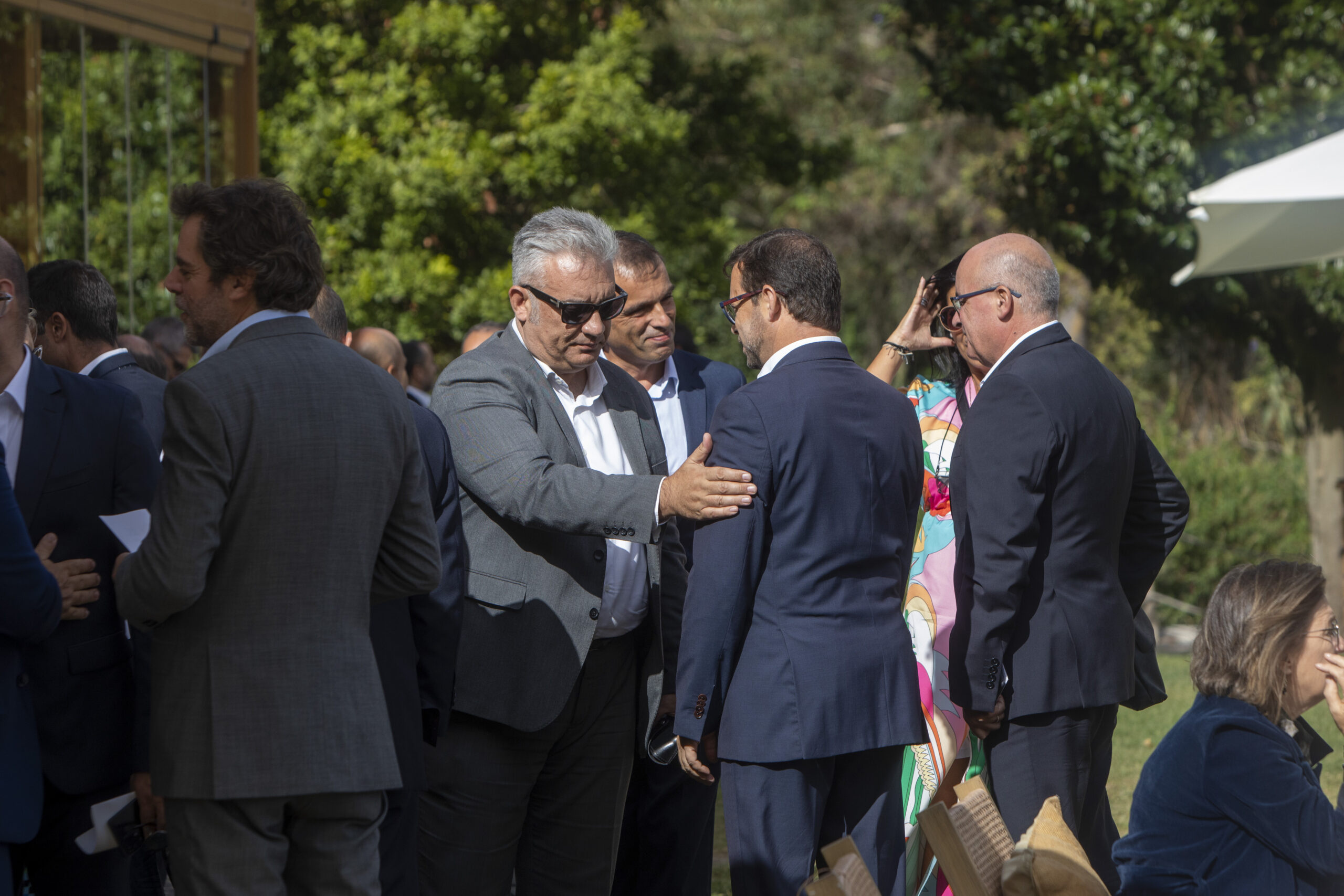 Convidados conversam antes do início da sessão.