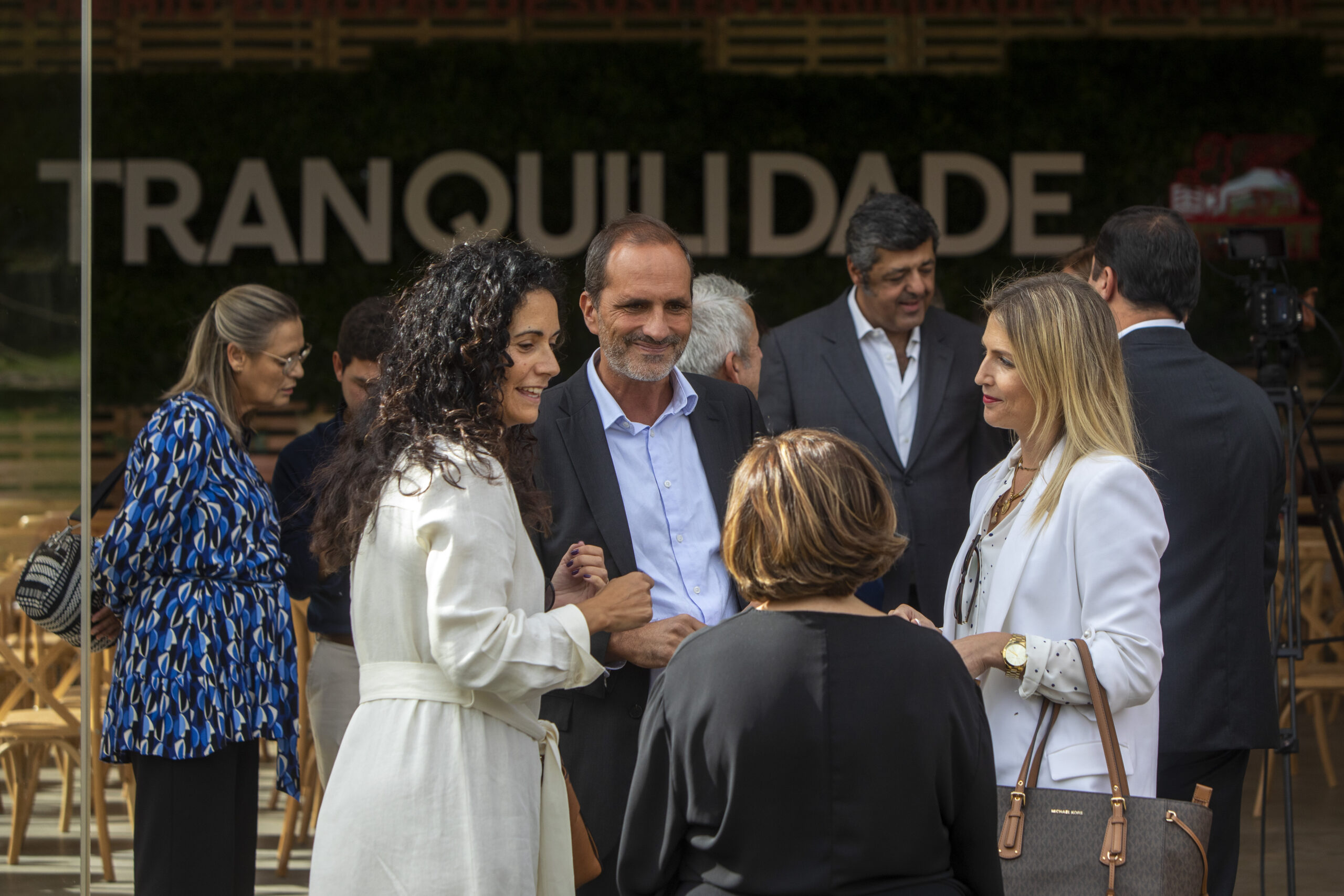 Convidados conversam antes do início da sessão.