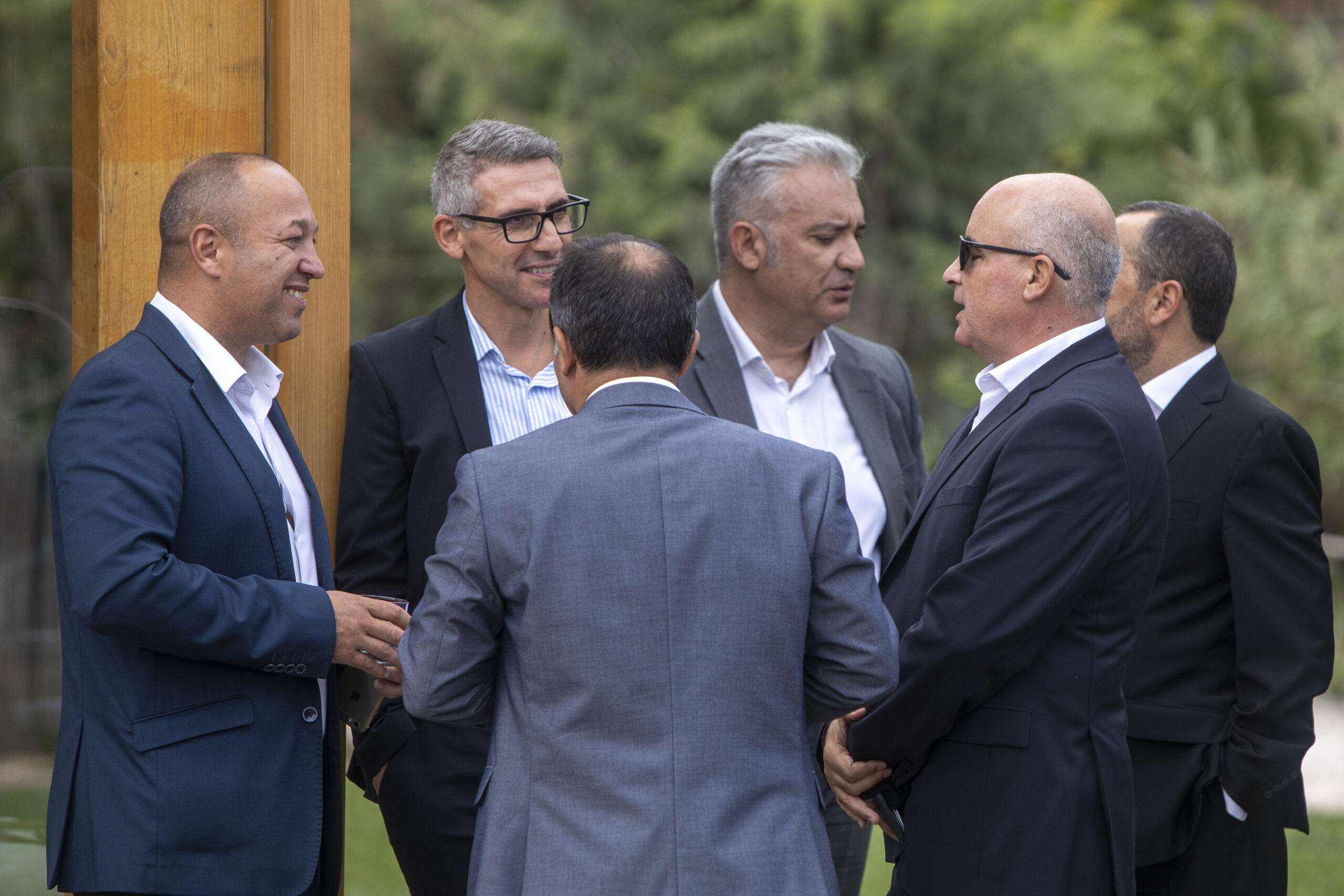Convidados conversam antes do início da sessão.
