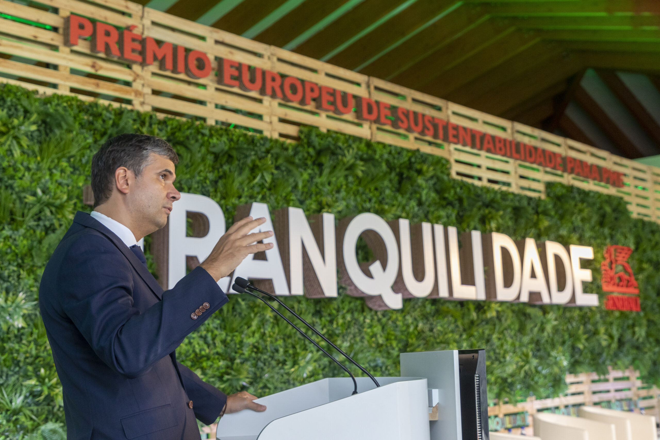 O CEO da tranquilidade discursa durante a sessão.