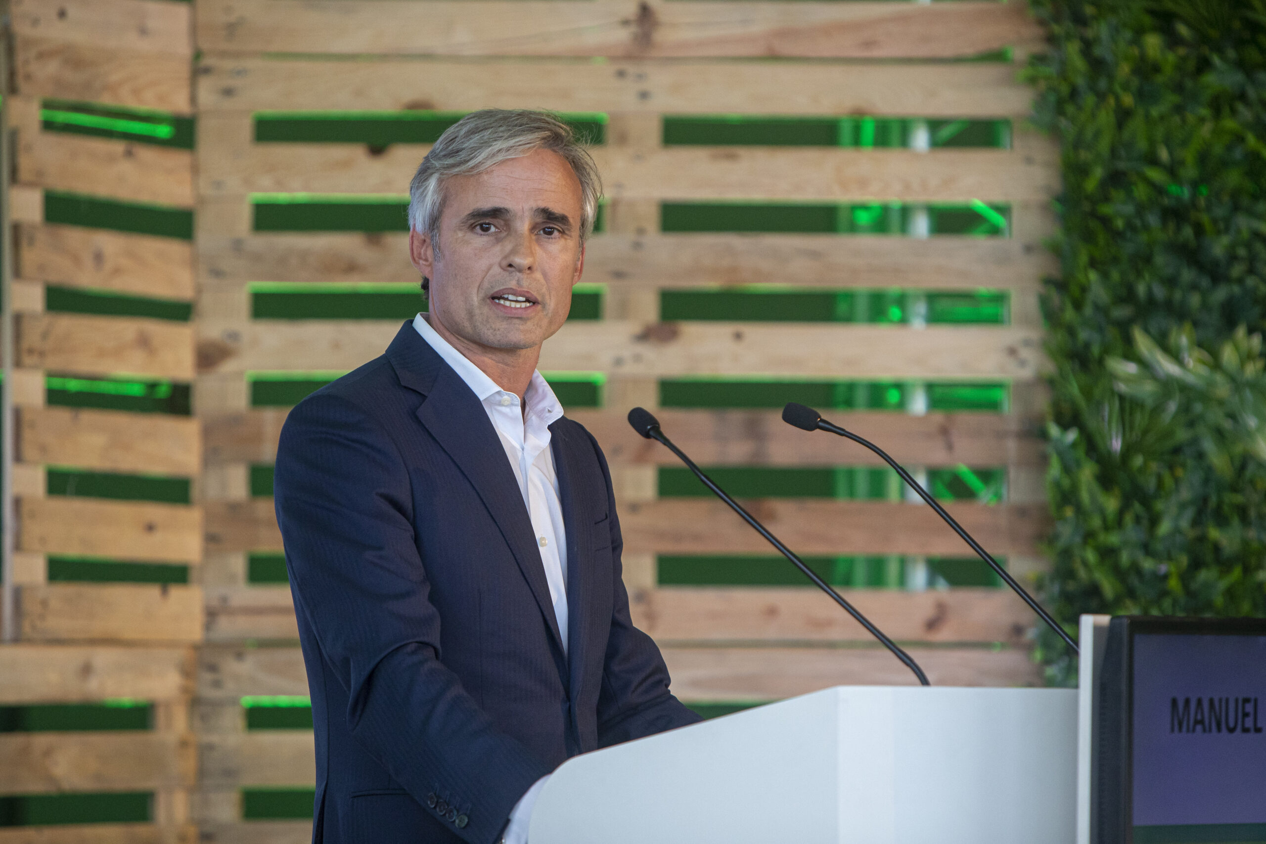 O partner da EY discursa durante a sessão.